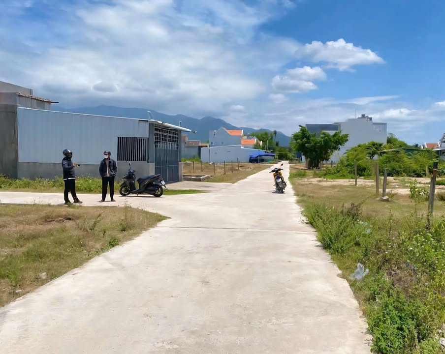 Đất nền Vạn Bình 200m² giá 2 tỷ - Vị trí đắc địa gần Quốc lộ 1A!