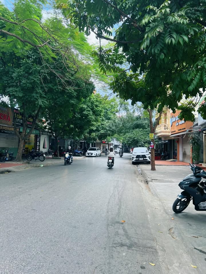 Nhà mặt phố Hoàng Minh Thảo 38m² giá 8.5 tỷ - Vị trí kinh doanh sầm uất!