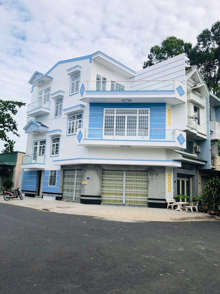 Nhà góc 1 trệt 2 lầu tại chợ mỹ Quí, An Giang - Phù hợp kinh doanh giá 4 tỷ