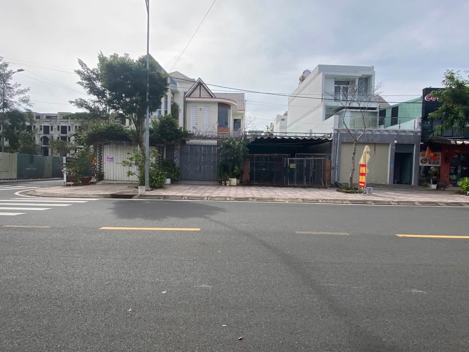 Nhà mặt tiền chợ đêm Trần Hưng Đạo, Đồng Xoài 132m² giá 5.5 tỷ - Kinh doanh sầm uất!