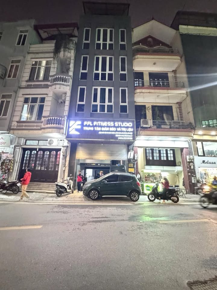 Tòa nhà văn phòng mặt phố Quần Ngựa, 105m² giá 49 tỷ - Vị trí vàng gần Hồ Tây!