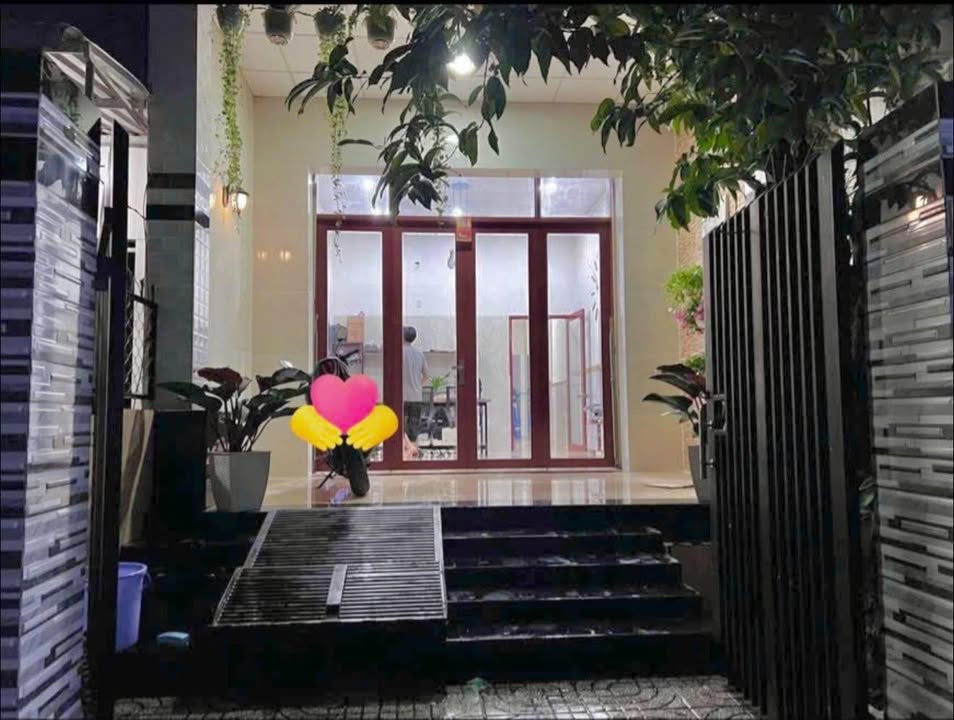 Nhà Phường 3, Gò Công 97.9m² giá 1 tỷ - Sổ đỏ chính chủ, sạch sẽ, kiên cố!