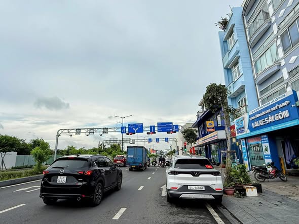 Biệt thự mặt tiền Cộng Hòa Tân Bình 150m² giá 59.5 tỷ - Sổ riêng, thang máy, nội thất gỗ xịn!