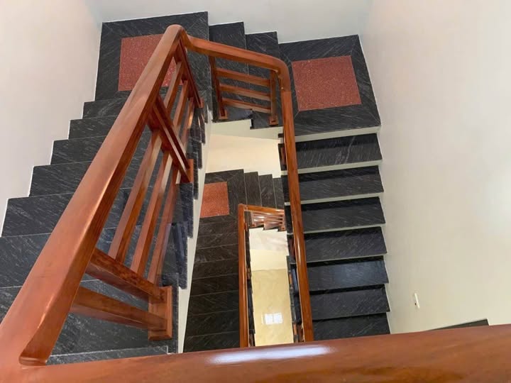 Nhà 3 tầng Ninh Sơn 139m² giá 5 tỷ - Đường ô tô tránh, tiện ích đầy đủ!