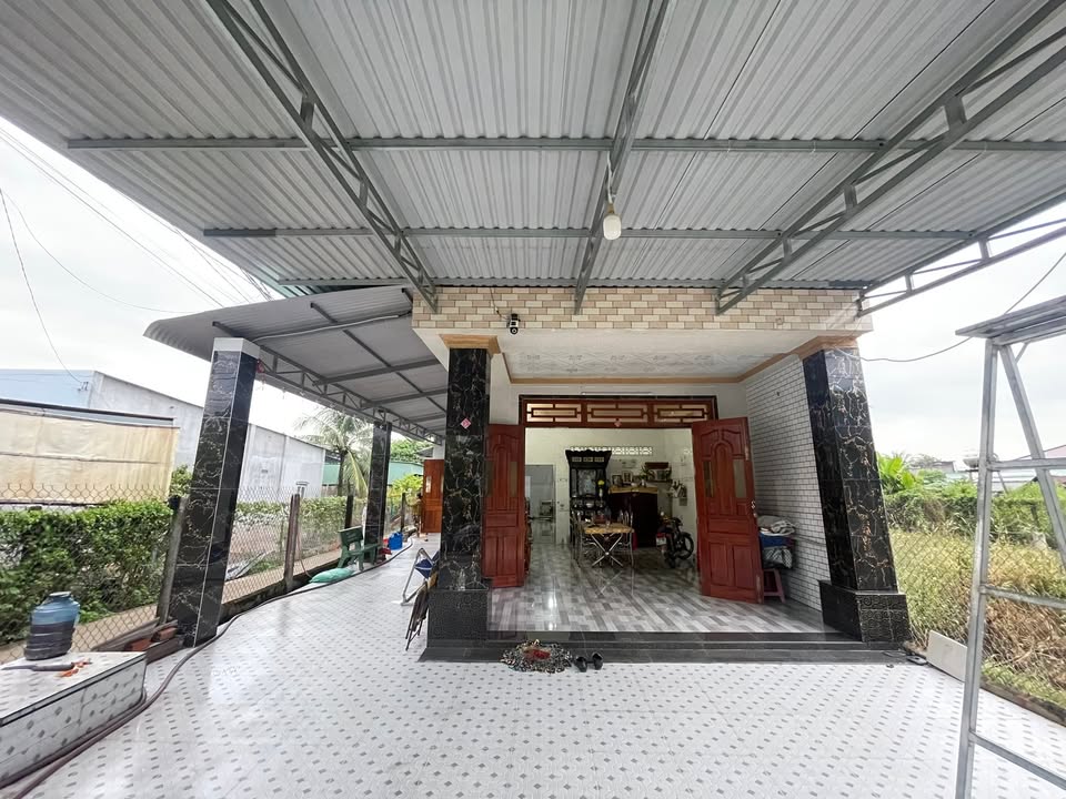 Bán nhà chữ L mới xây 217m² giá 1.39 tỷ - Tặng full nội thất