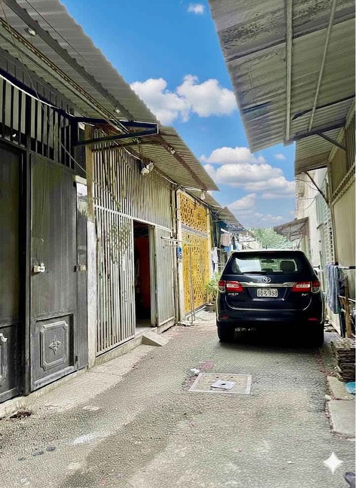 Nhà phố Linh Xuân 40m² giá chỉ 3TXX - Xe hơi vào tận cửa, khu dân cư đông đúc!