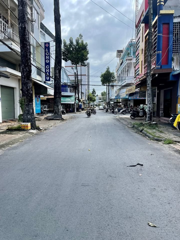 Nhà phố mặt tiền Đinh Tiên Hoàng, quận Ninh Kiều, Cần Thơ 144m² giá 14 tỷ - Tiện nghi, sẵn sàng vào ở!