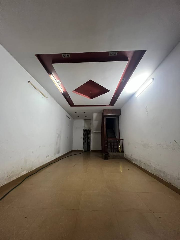 Nhà nguyên căn Ngọc Thụy 52m² giá 10 triệu - Gara ô tô, Kinh doanh thuận lợi!