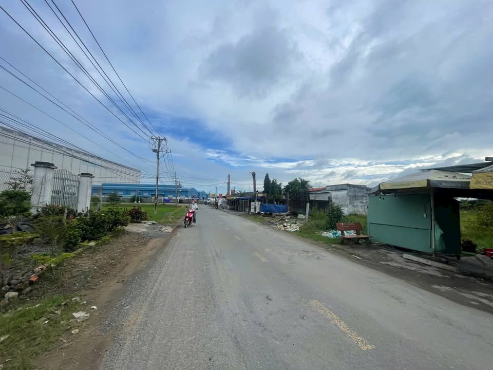 Đất mặt tiền Long Bình, Bến Lức 2315m² giá 23 tỷ - Đầu tư sinh lời tuyệt vời!