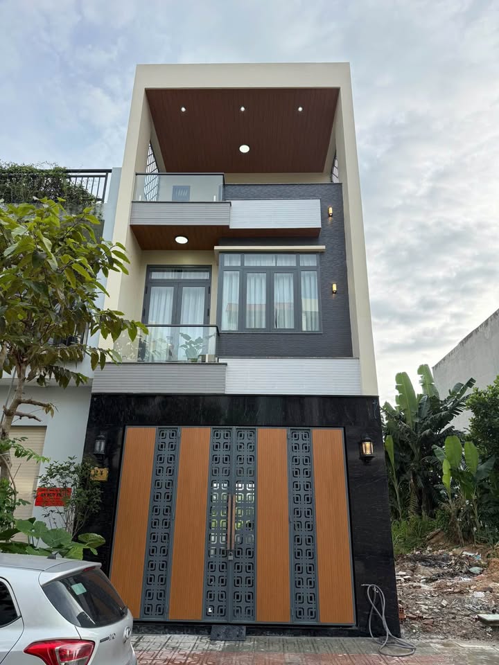 Nhà phố KDC Phú Hồng Thịnh 9, Dĩ An 60m² giá 6.2 tỷ - Full nội thất sang trọng!