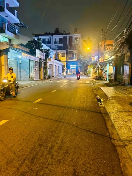 FrontHouse Trịnh Đình Trọng, Tân Phú 132m² giá 13.9 tỷ - Kinh doanh sôi động!