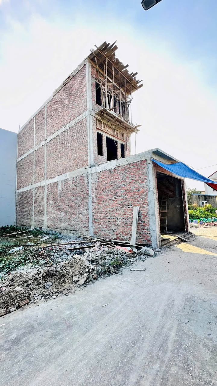 Nhà 3 tầng Lương Quy 63m² giá 2.75 tỷ - Căn góc độc lập, gần trung tâm!