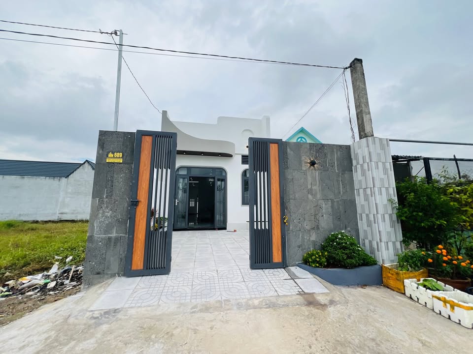 Nhà xây mới 130m² tại Đức Hòa, Long An giá chỉ 1.95 tỷ - Pháp lý rõ ràng!