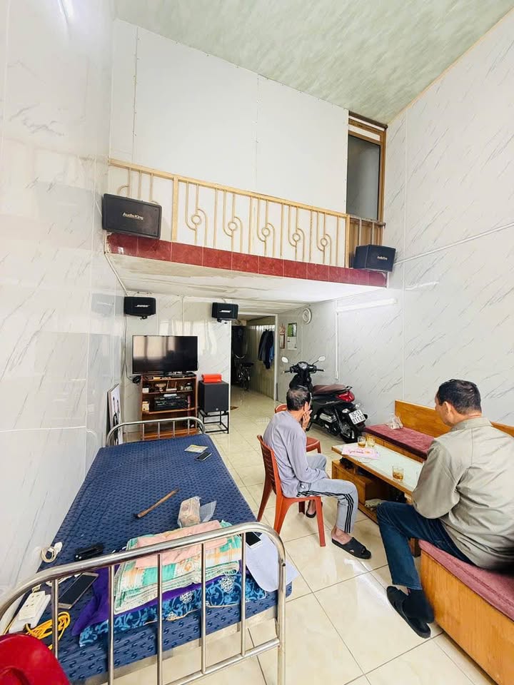 Nhà 1,5 tầng mặt đường Vũ Chí Thắng 70m² giá chỉ 4.35 tỷ - Đầu tư lý tưởng!