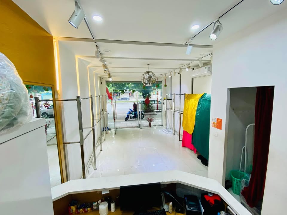 Cho thuê mặt bằng tầng 1 Nguyễn Văn Huyên 35m² giá chỉ 25 triệu - Vị trí đắc địa cho mọi mô hình kinh doanh!