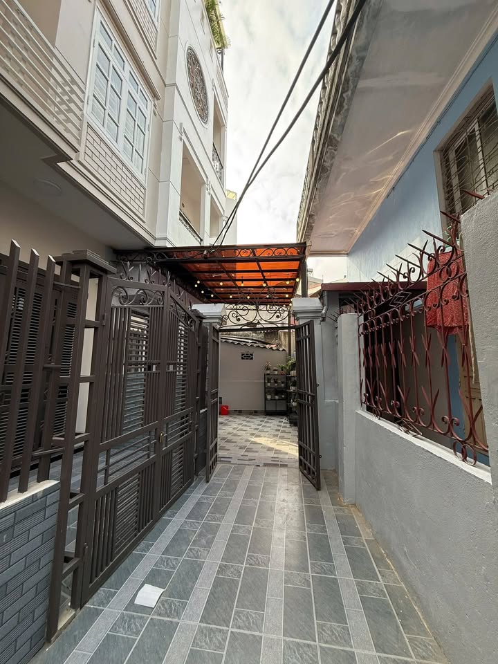 Nhà Hoàng Quý Lê Chân 60m² giá 3.98 tỷ - Ô tô đỗ cạnh cửa, vị trí vàng!