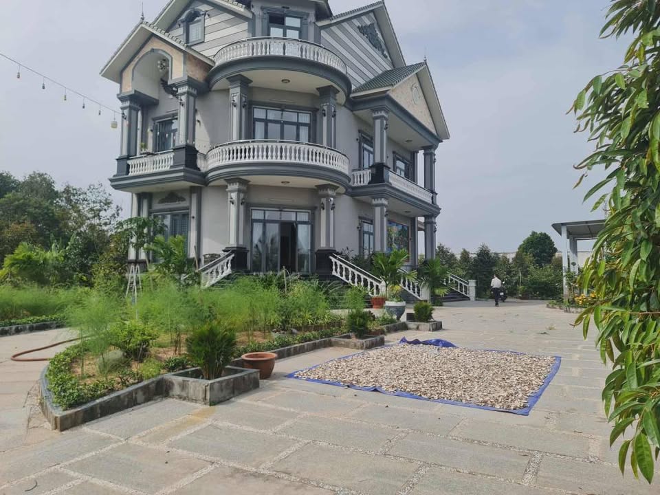 Biệt thự nghỉ dưỡng Bến Cát 3700m² giá 26 tỷ - Thiết kế hiện đại, sẵn sàng ở ngay!