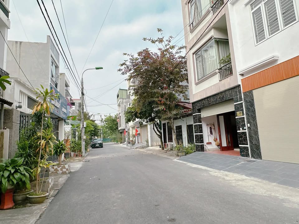 Nhà 3 tầng đẹp tại đường Nguyễn Du, Việt Trì, 90m² giá 6 tỷ - Sẵn sàng vào ở!