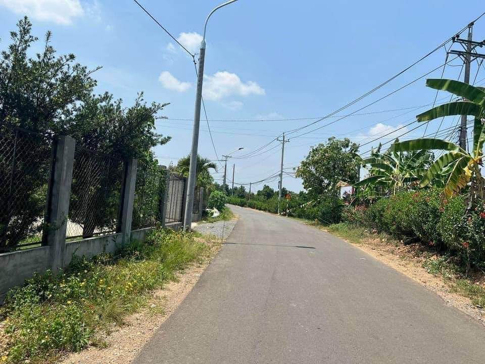 Đất nền Định Quán 1100m² giá 121 tỷ - Thích hợp làm nhà vườn hoặc kho vựa!