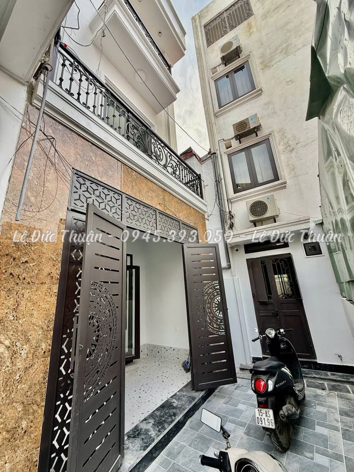 Nhà 4 tầng độc lập tại phố Hồ Sen, quận Lê Chân, 50m² giá 3.9 tỷ - Sẵn sàng vào ở ngay!