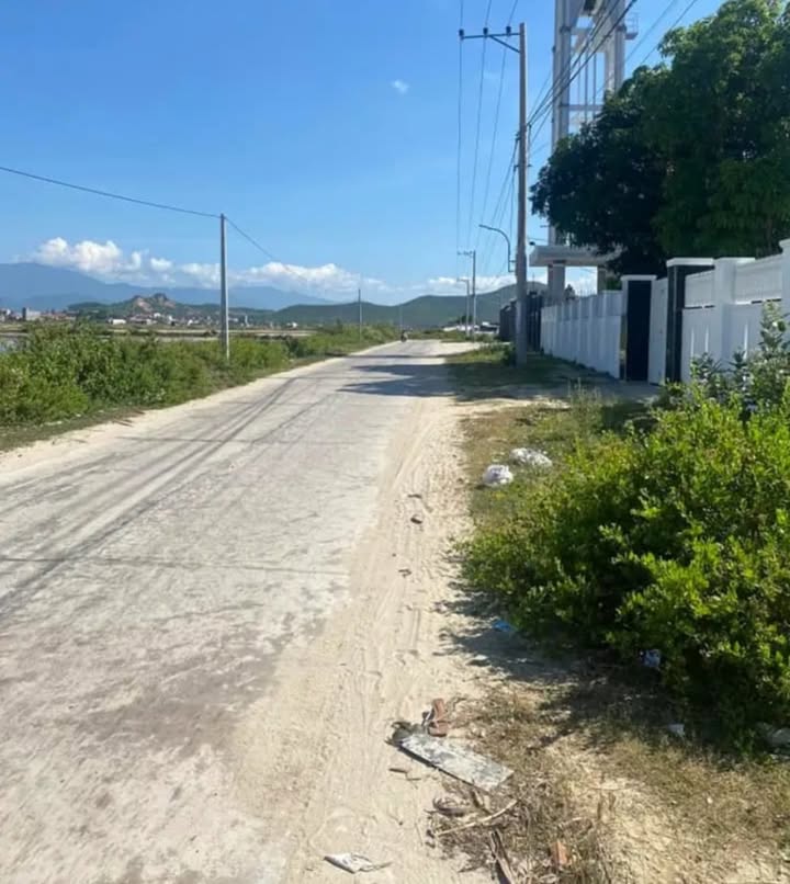 Đất nền Dốc Lết 370m² giá 1.11 tỷ - Cách biển chỉ 500m!