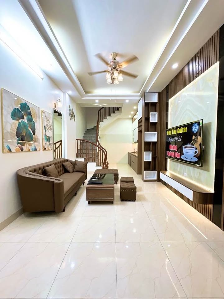 Nhà riêng Hoàng Văn Thụ 36m² giá 5 tỷ - Full nội thất, sẵn sàng ở ngay!