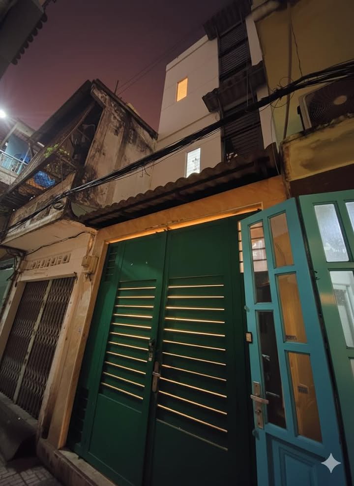 Nhà phố Q10 3 tầng 3PN giá 5.8 tỷ - Sổ đỏ chính chủ, vào ở ngay!