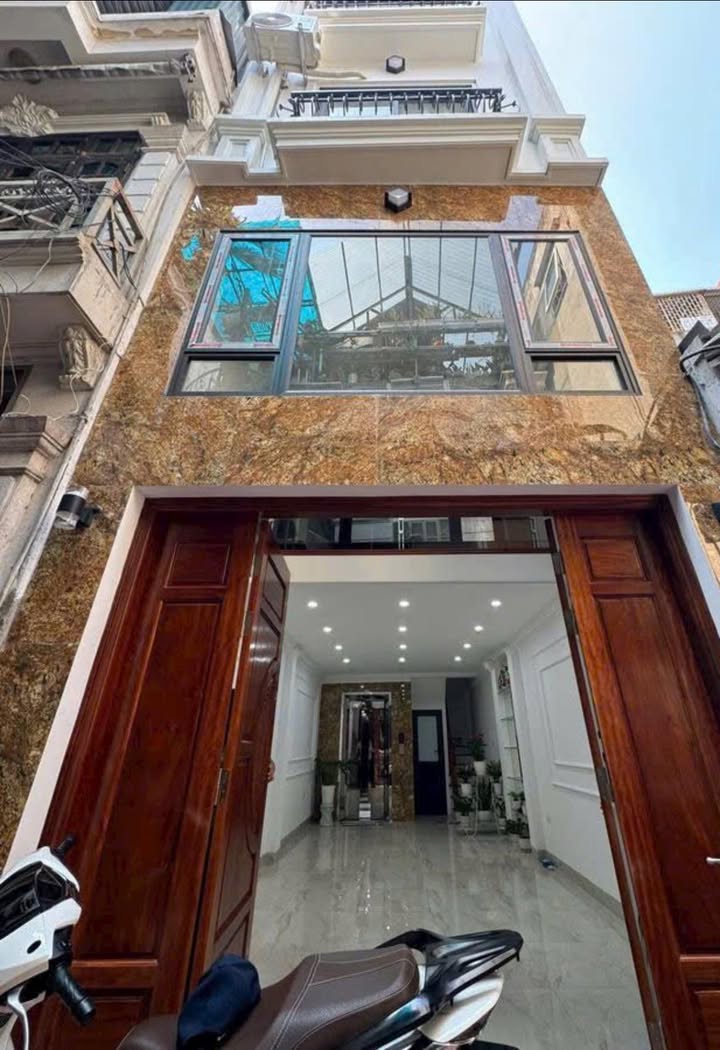 Nhà đẹp Ngọc Thuỵ 32m² giá 9 tỷ - Thang máy ô tô đỗ cổng