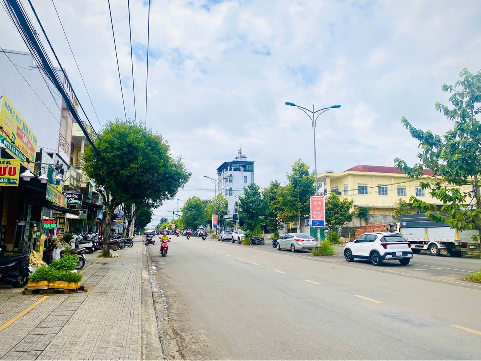 Nhà mặt tiền Hà Giang, Bảo Lộc 90m² giá 7.79 tỷ - Kinh doanh thuận lợi!