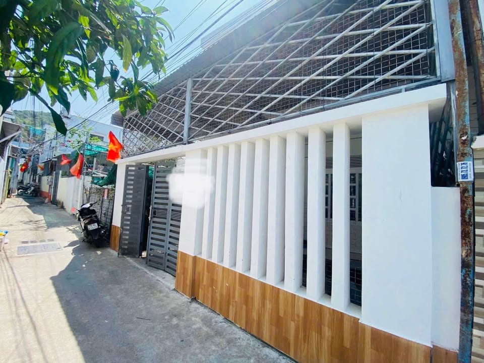 Nhà 2 tầng Hẻm Đặng Lộ, Nha Trang 102m² giá 4.6 tỷ - Gần biển Hòn Chồng!