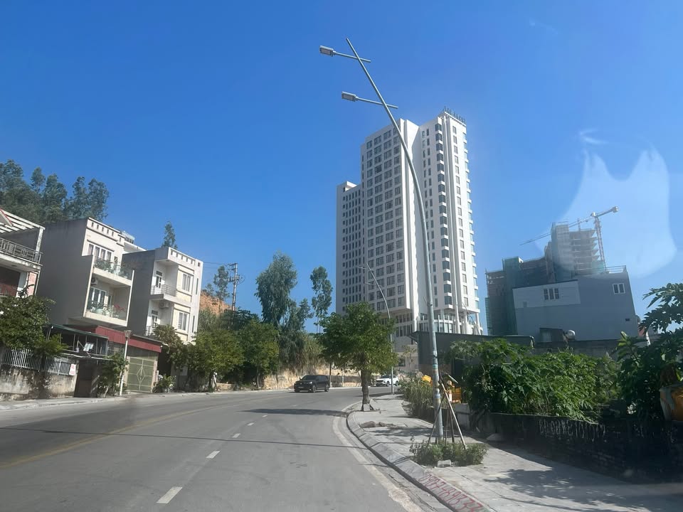 FrontHouse đường Hậu Cần Bãi Cháy 80m² giá 4.7 tỷ - Kinh doanh thuận lợi ngay mặt biển!