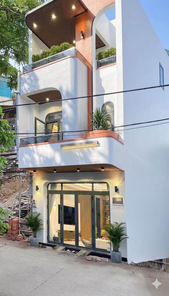 Nhà 3 tầng đường Cao Thắng Hạ Long 74m² giá 4 tỷ - Ô tô đỗ cửa, Full nội thất!