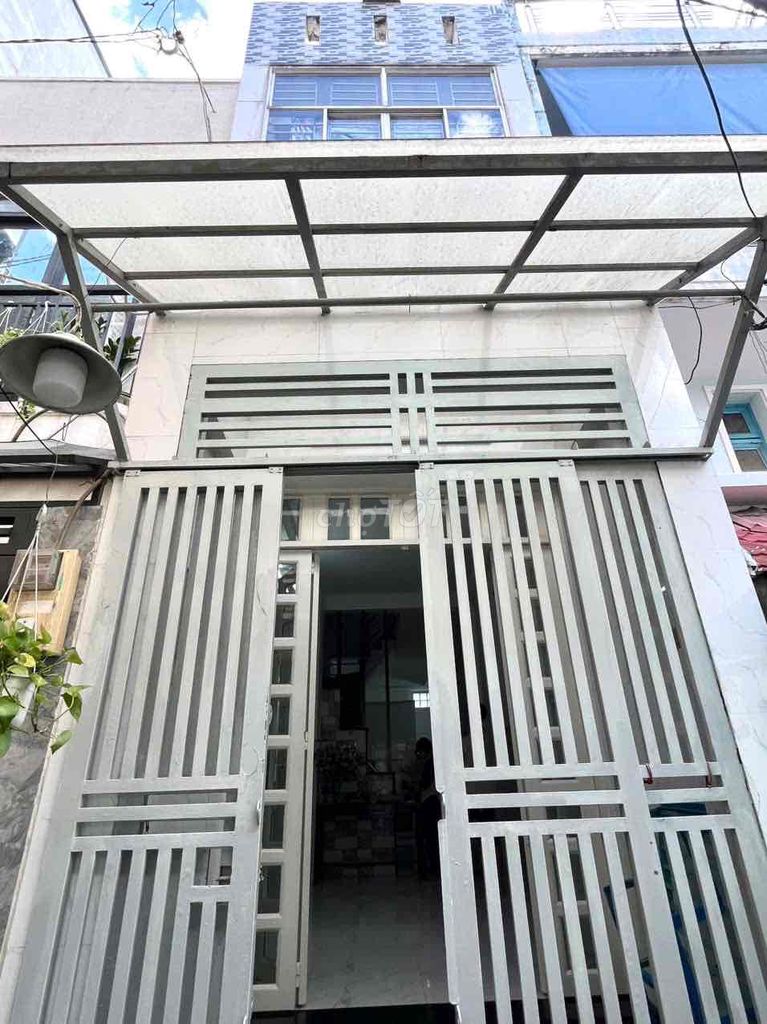 Nhà nguyên căn gần Cầu Kênh Tẻ, 3PN - 2WC, chỉ 11 triệu - Sẵn sàng cho thuê!