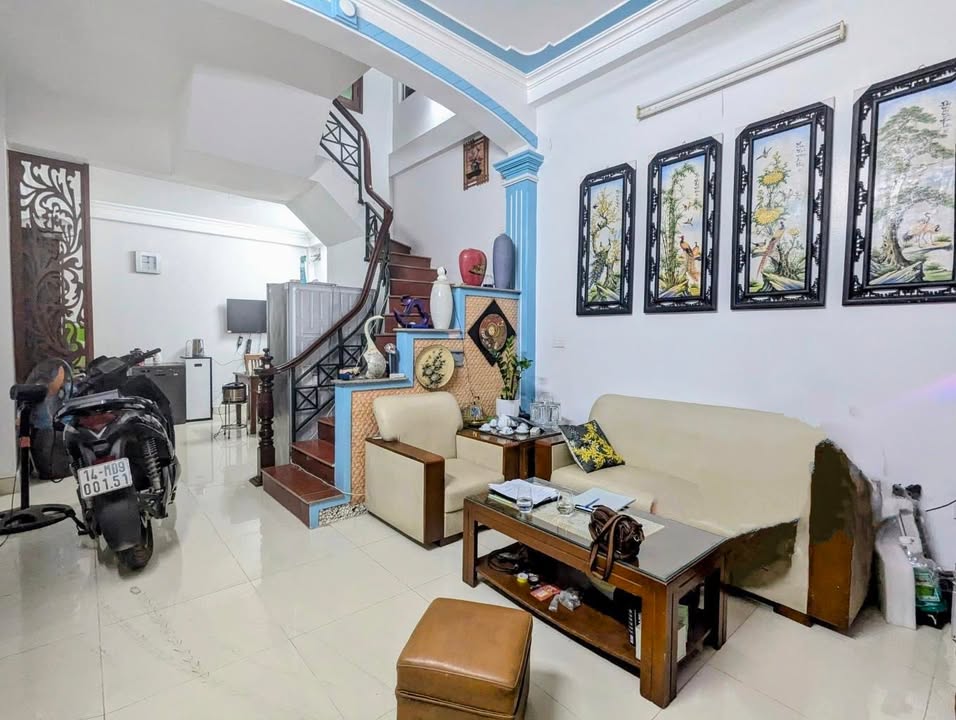 Nhà đẹp Ngọc Thụy 37m² giá 6 tỷ - Lô góc thoáng mát, gần phố!