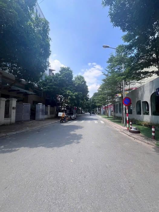 Tòa Văn Phòng 2 mặt tiền Khúc Thừa Dụ, Cầu Giấy 211m² - Cho thuê 150 triệu/tháng