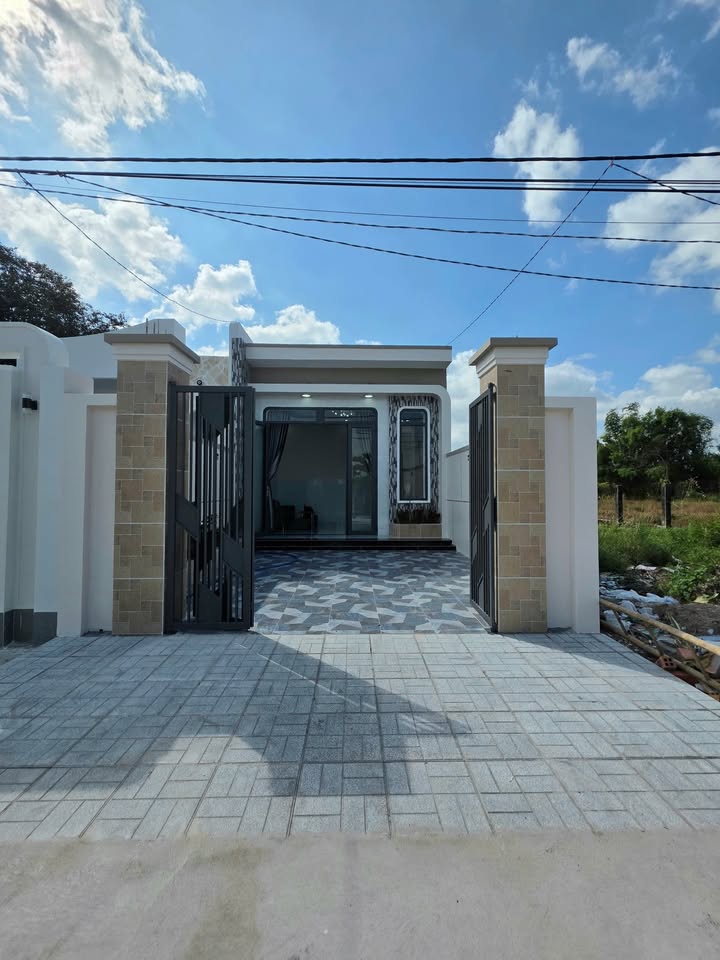 Nhà mới bán tại khu phố Long Bình, Tây Ninh - Diện tích 125m², giá 1.39 tỷ - Giao nhà ngay!