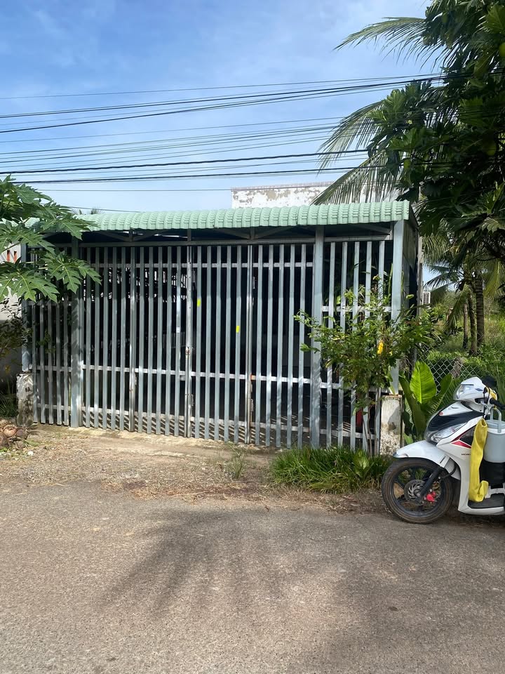 Nhà Thạnh Tân, Tây Ninh 240m² giá 790 triệu - Mặt tiền đường nhựa, gần chợ!