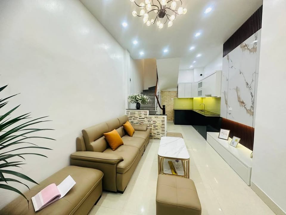 Nhà 5 tầng Lạc Long Quân 35m² giá 8 tỷ - Gần Hồ Tây, sẵn sàng vào ở!