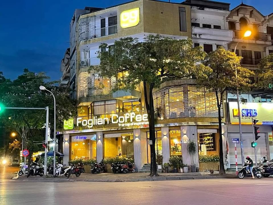 Mặt bằng kinh doanh lô góc Cầu Giấy 120m² - Vị trí đắc địa, sẵn sàng hoạt động!