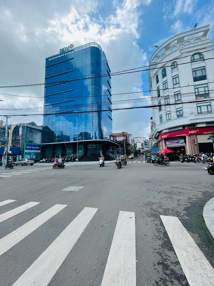 Bán nhà mặt tiền đường Nguyễn Tất Thành, Quy Nhơn 260m² giá 26 tỷ - Đầu tư sinh lời ngay!