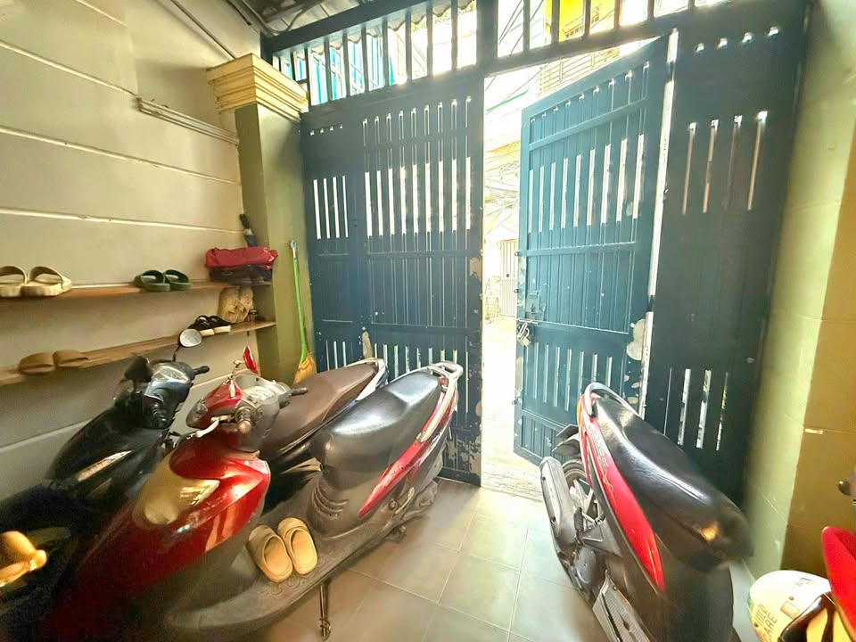 Nhà phố kinh doanh mặt tiền 35m² quận 10 giá 7.9 tỷ - Ô tô đậu cửa, vị trí đắc địa!