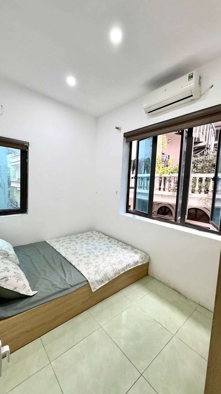 Cho thuê nhà nhỏ tại Ngõ 58 Nguyễn Khánh Toàn, Cầu Giấy - Studio đầy đủ nội thất!