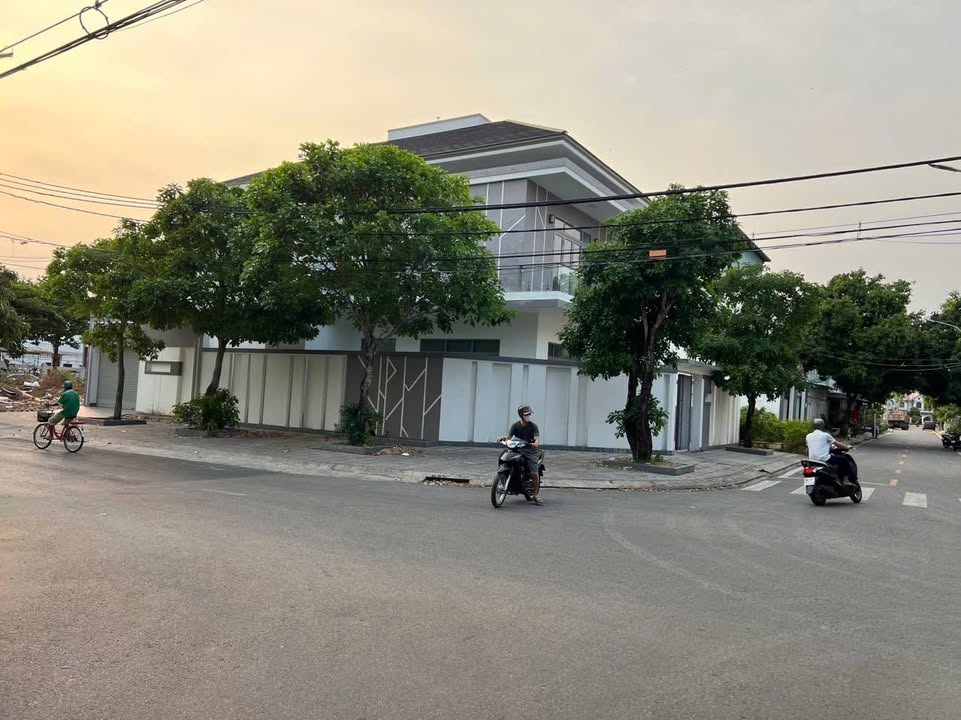 Căn biệt thự góc 2 mặt tiền Đống Đa, Vĩnh Lạc 360m² giá 10.9 tỷ - Kinh doanh đa ngành nghề!