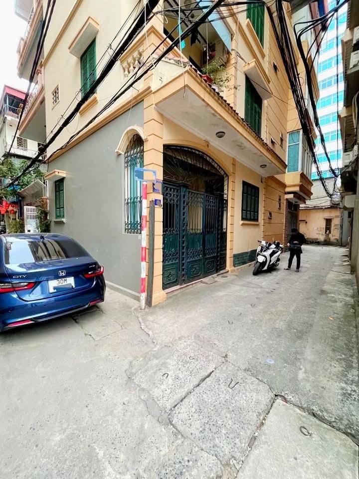 Nhà góc Hoàng Quốc Việt 50m² giá 21.5 tỷ - Địa điểm vàng tiện ích đầy đủ!