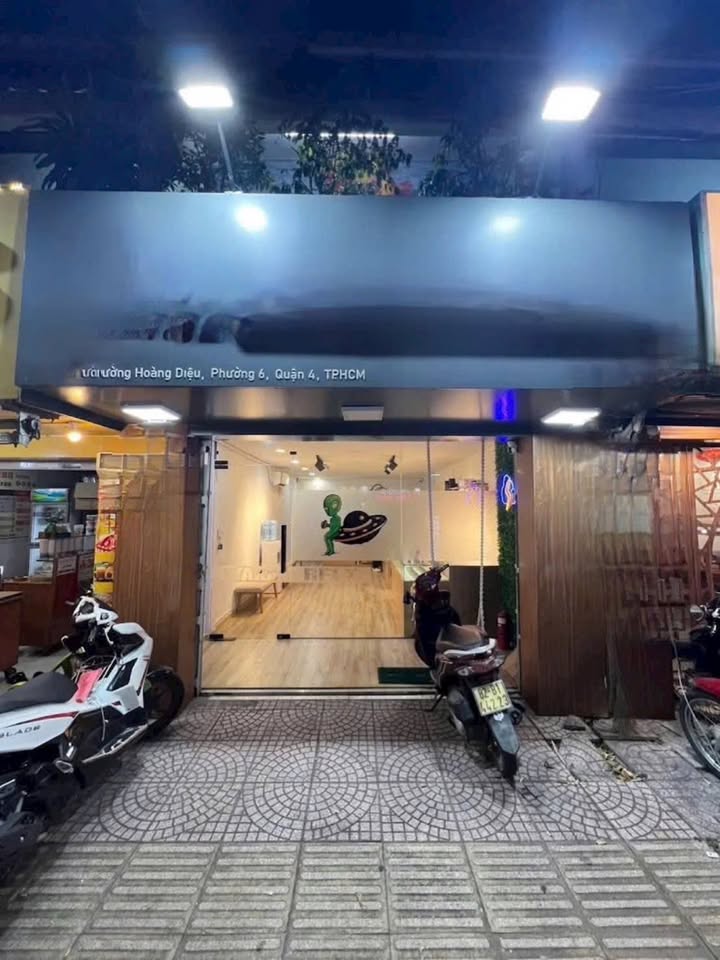 Cho thuê nguyên căn mặt tiền Hoàng Diệu, Quận 4, diện tích 60m² - Kinh doanh thuận lợi!