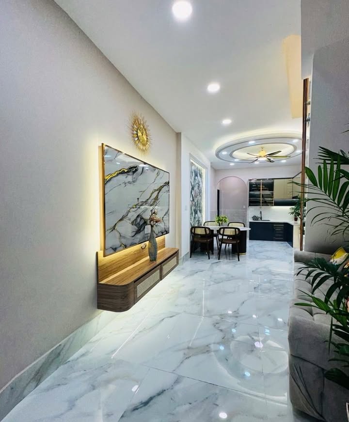 Nhà 2 tầng Lạc Long Quân Q.11 diện tích 38m² giá 4 tỷ - Nội thất sang trọng, chỉ việc vào ở!