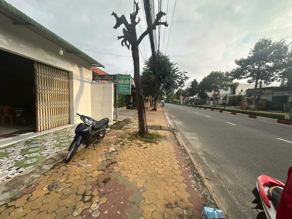 Nhà mặt tiền đường Thống Nhất, La Gi, 135m² giá 3.15 tỷ - Sẵn sàng ở ngay!