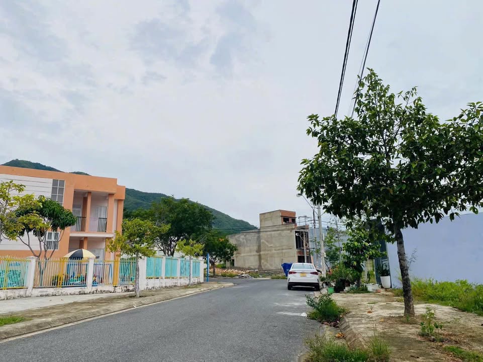 Đất nền Đất Lành, Vĩnh Thái 74m² giá 2.5 tỷ - Sổ đỏ chính chủ, thuận tiện xây dựng!