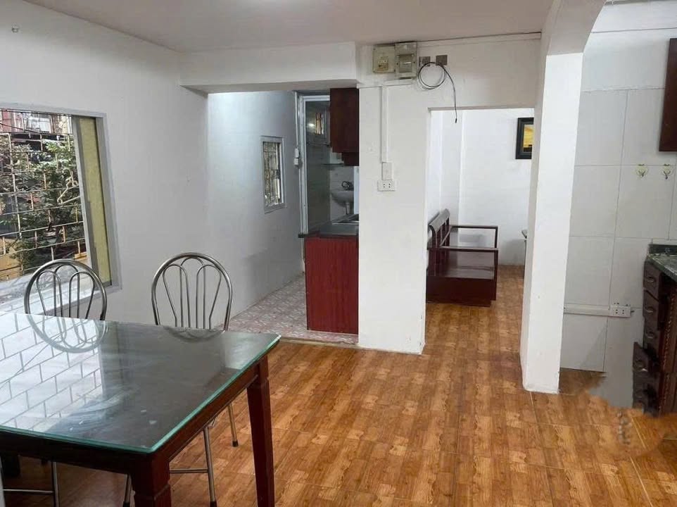 Căn hộ tập thể tầng 4 khu C Nghĩa Tân, Cầu Giấy 70m² giá 8,5 triệu - Gần chợ, trường học!