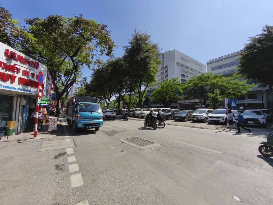 Nhà phố Phương Mai 40m² giá 13 tỷ - Kinh doanh sầm uất, ô tô tránh!